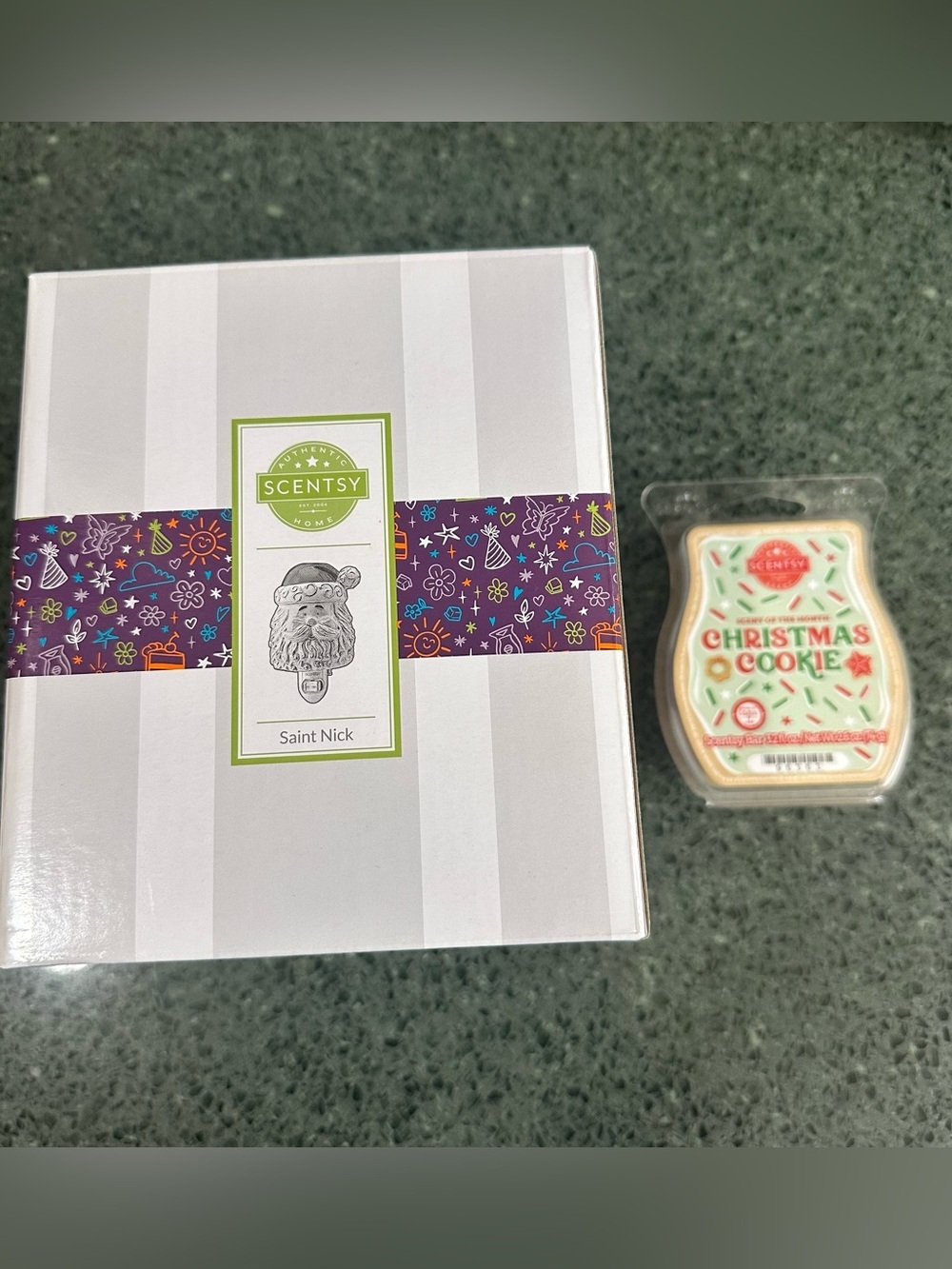 St Nick Scentsy Mini Plug In Warmer with Bonus Christmas Cookie Scent Bar NEW